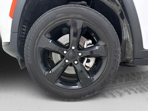 Used 2023 Jeep Grand Cherokee L Laredo image 25