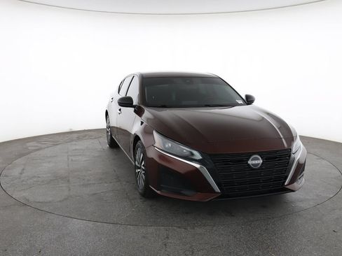 Used 2024 Nissan Altima 2.5 SV FWD image 3