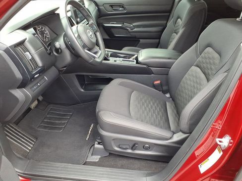 Used 2024 Nissan Pathfinder SV image 11