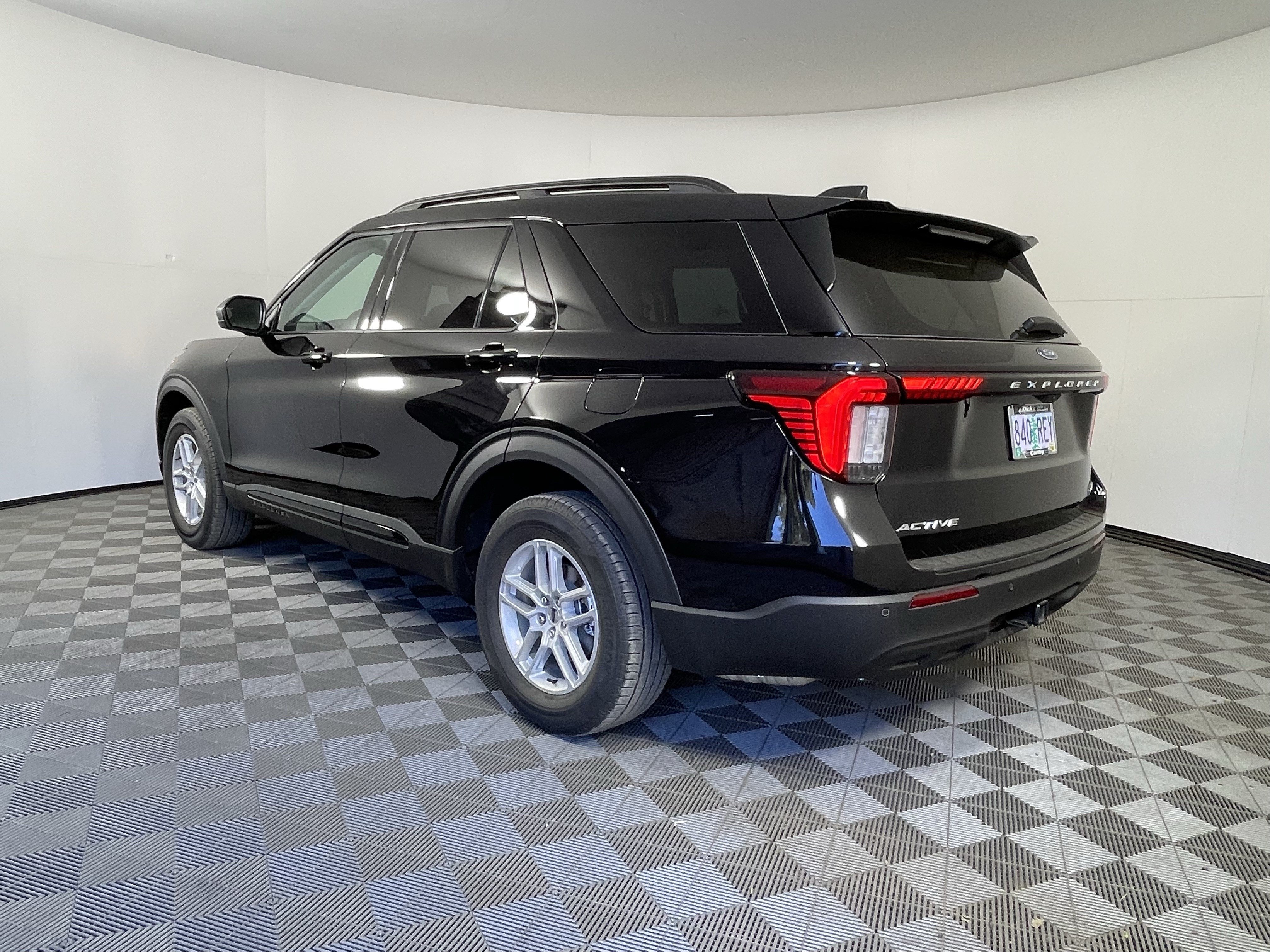 Used 2026 Ford Explorer Active AWD/4WD image 3