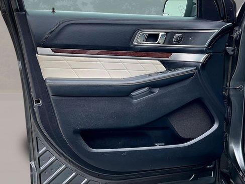 Used 2017 Ford Explorer Platinum image 21