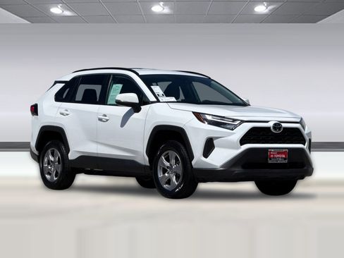Used 2025 Toyota RAV4 XLE AWD/4WD image 6