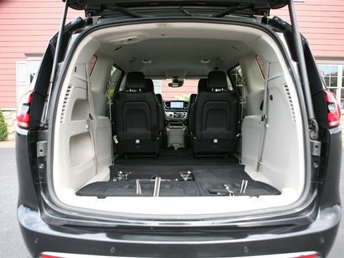 Used 2023 Chrysler Pacifica Touring-L FWD image 17