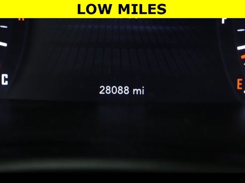 Used 2016 Dodge Challenger R/T image 4