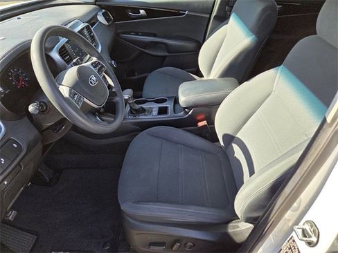 Used 2019 Kia Sorento LX image 9