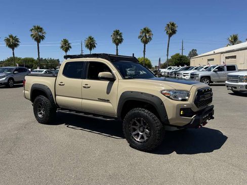 Used 2018 Toyota Tacoma TRD Off-Road w/ Technology Package AWD/4WD image 17