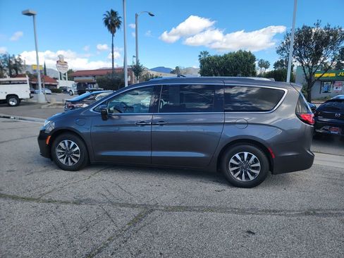Certified 2021 Chrysler Pacifica Touring-L image 9