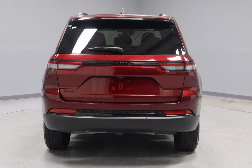 Used 2025 Jeep Grand Cherokee Altitude AWD/4WD image 10