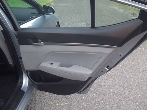 Used 2017 Hyundai Elantra SE FWD image 18