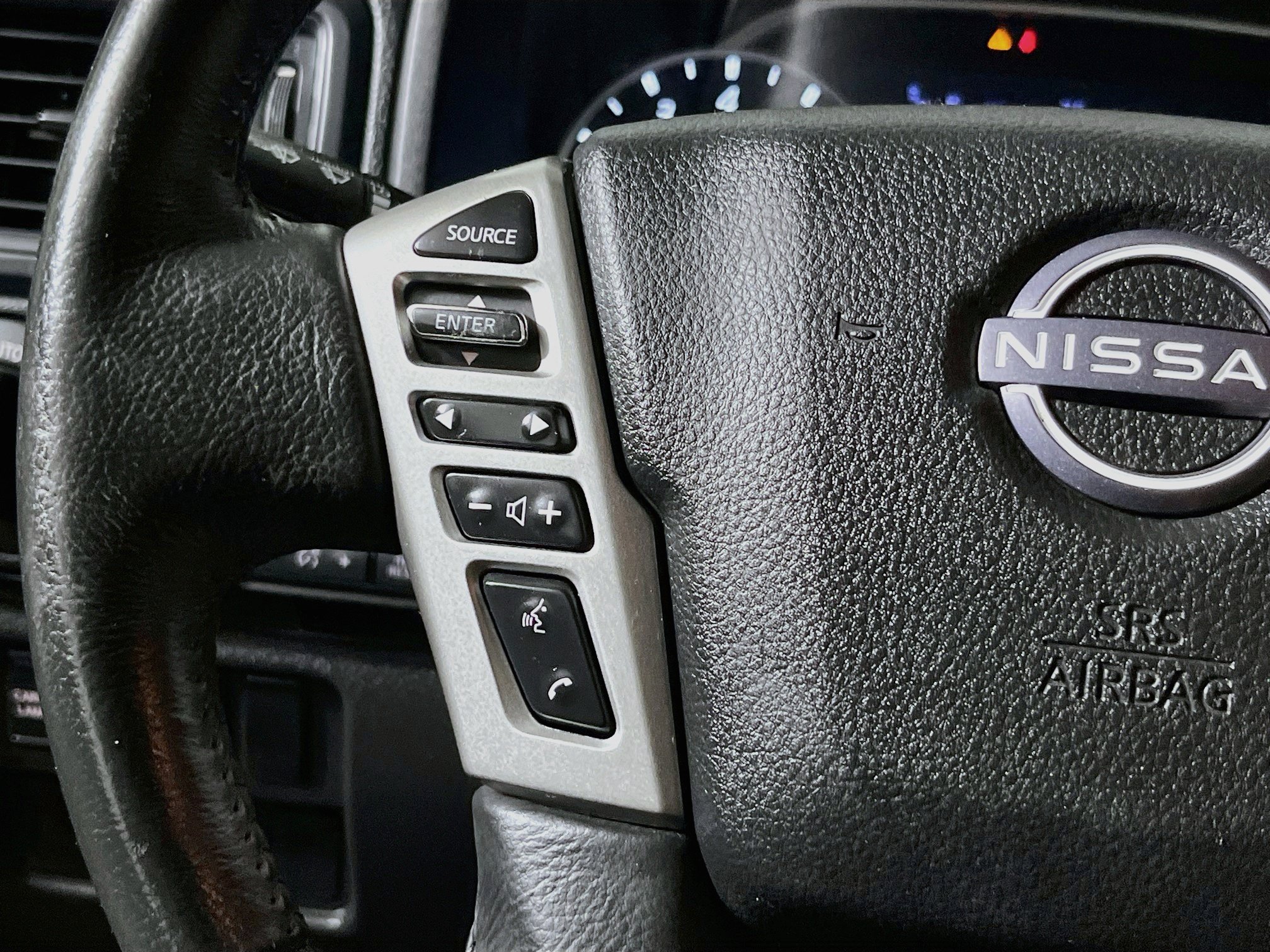 Used 2023 Nissan Titan SV w/ SV Convenience Package RWD image 16