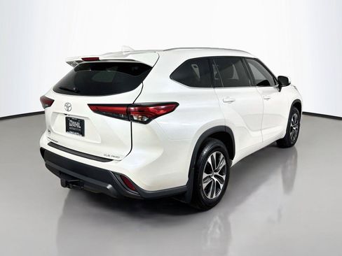 Used 2021 Toyota Highlander XLE AWD/4WD image 13
