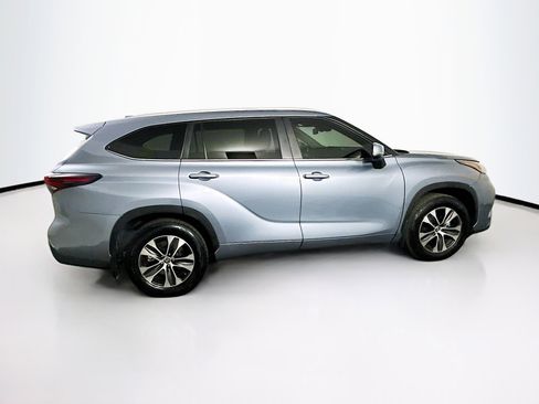 Used 2024 Toyota Highlander XLE image 32