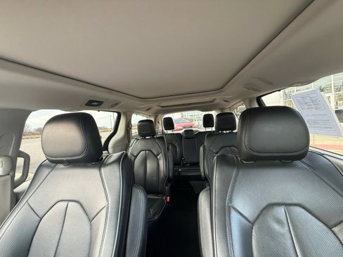 Used 2017 Chrysler Pacifica Limited image 26