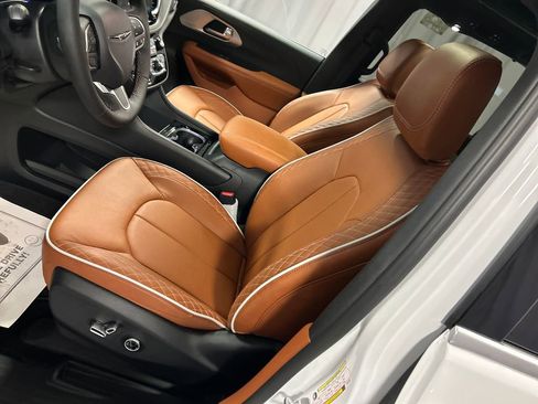 New 2026 Chrysler Pacifica Pinnacle image 10