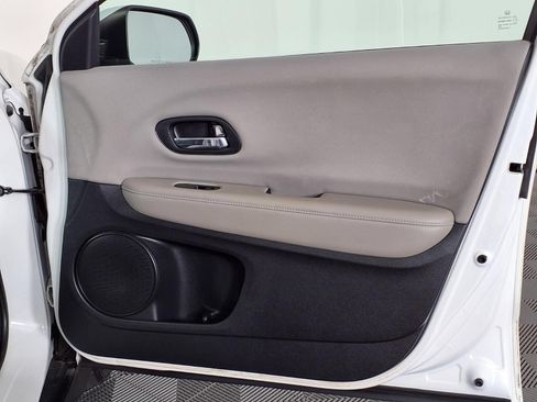 Used 2018 Honda HR-V LX image 8