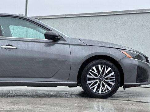 Used 2025 Nissan Altima 2.5 SV image 33