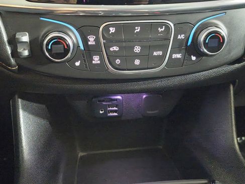 Used 2020 Chevrolet Traverse RS image 30