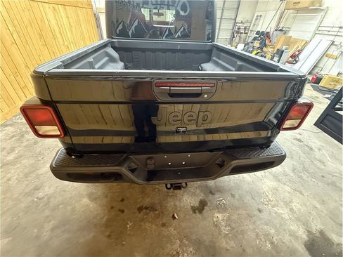 Used 2024 Jeep Gladiator Sport image 10