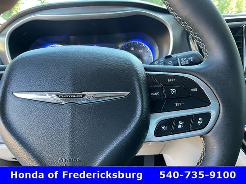 Used 2024 Chrysler Pacifica Touring-L FWD image 36