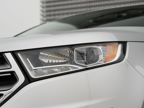 Used 2018 Ford Edge SE image 32