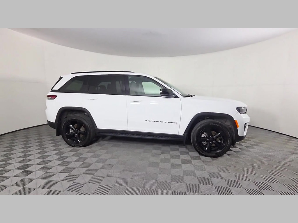 Used 2025 Jeep Grand Cherokee Altitude AWD/4WD image 35