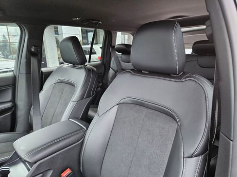 Used 2025 Jeep Grand Cherokee Altitude image 13