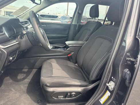 Used 2023 Jeep Grand Cherokee Laredo w/ Luxury Tech Group I AWD/4WD image 10