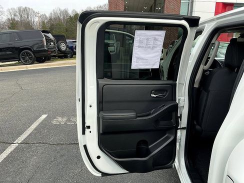 Used 2023 Nissan Frontier SV w/ SV Convenience Package image 21