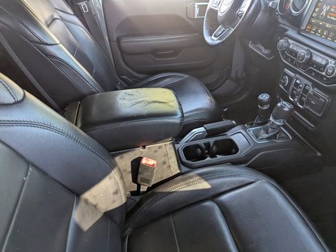 Used 2019 Jeep Wrangler Unlimited Sahara image 12