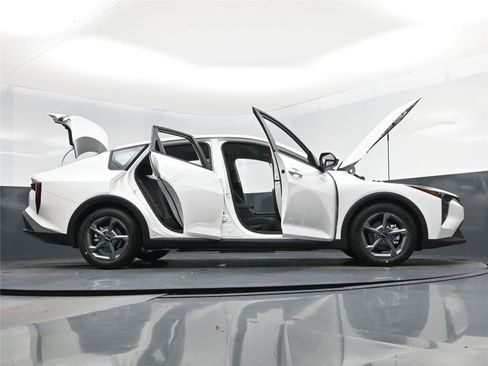New 2025 Kia K4 LXS image 21