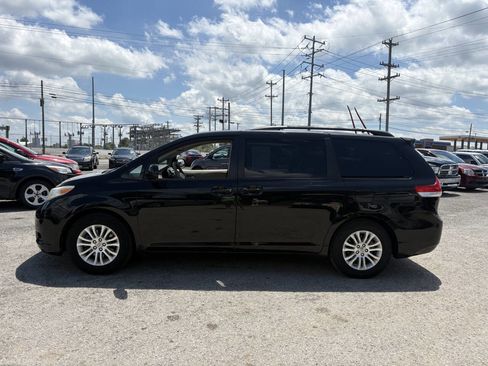 Used 2011 Toyota Sienna XLE image 2