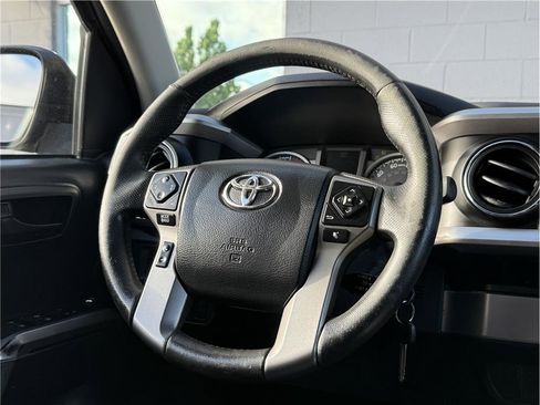Used 2017 Toyota Tacoma SR5 w/ Tow Package RWD image 8