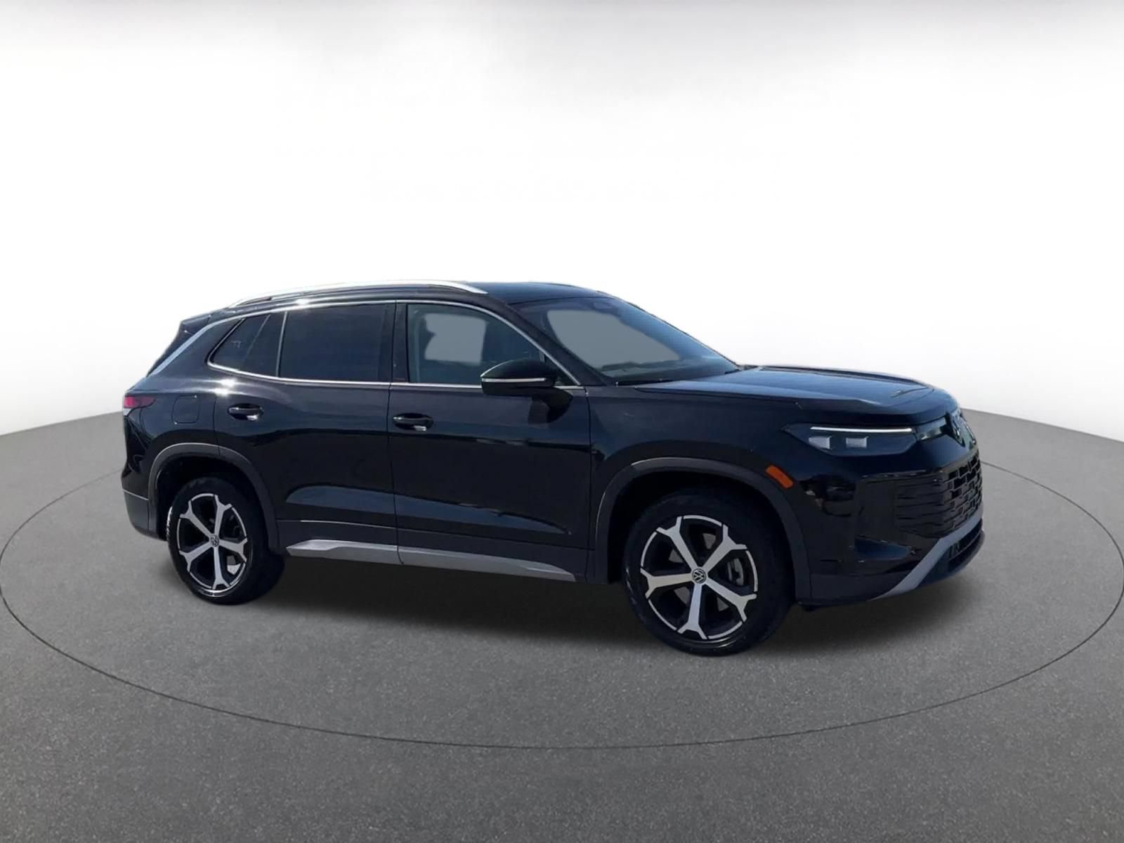 Used 2026 Volkswagen Tiguan SE AWD/4WD image 2