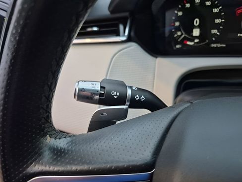 Used 2021 Land Rover Range Rover Velar R-Dynamic S image 36