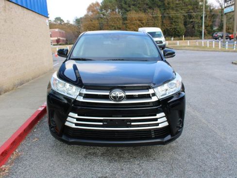 Used 2019 Toyota Highlander LE image 2