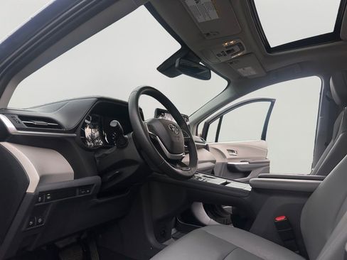 Used 2024 Toyota Sienna XLE image 9