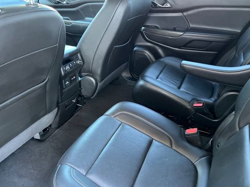 Used 2023 GMC Acadia SLT image 9