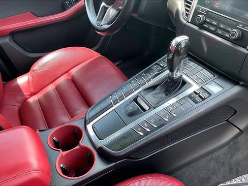 Used 2017 Porsche Macan Turbo AWD/4WD image 28