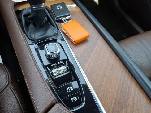 Used 2021 Volvo XC90 T6 Momentum w/ Protection Package image 21