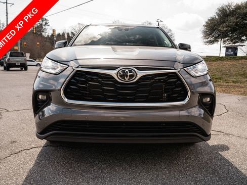 Used 2024 Toyota Highlander Limited FWD image 2