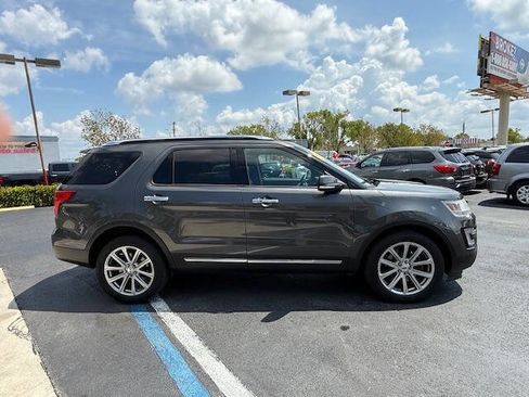 Used 2017 Ford Explorer Limited image 3
