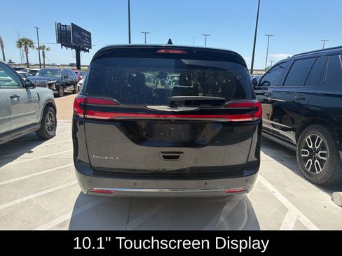 Used 2023 Chrysler Pacifica Touring-L FWD image 5
