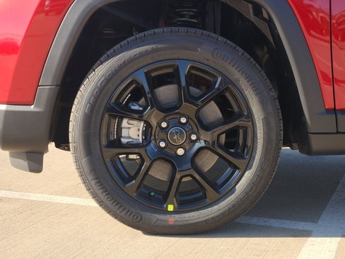 New 2026 Jeep Compass Latitude image 9