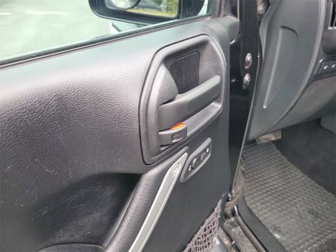 Used 2016 Jeep Wrangler Rubicon w/ Power Convenience Group image 11