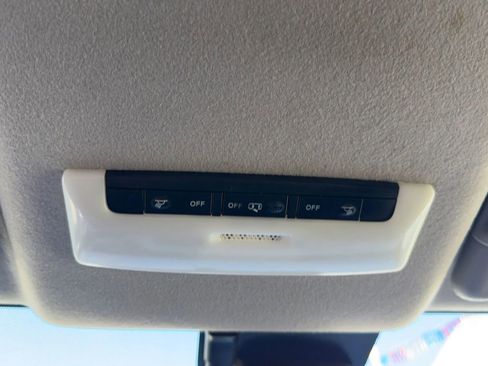 Used 2020 Nissan Versa SV image 34