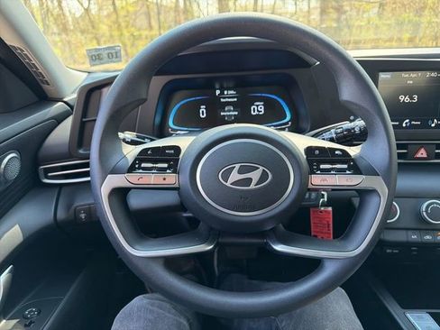 Certified 2025 Hyundai Elantra SE image 18