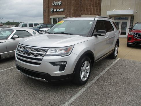 Used 2018 Ford Explorer XLT w/ Equipment Group 202A FWD image 3
