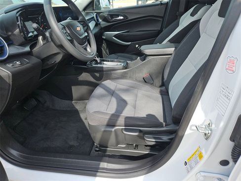 Used 2025 Chevrolet Trax LS image 11