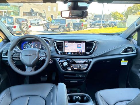 New 2026 Chrysler Pacifica Select w/ S Appearance Package image 13