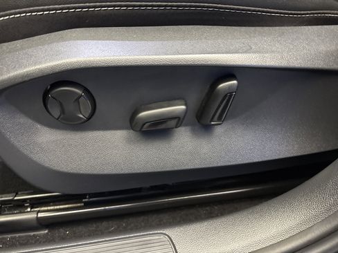 Used 2023 Volkswagen Taos SE w/ Panoramic Sunroof Package image 13